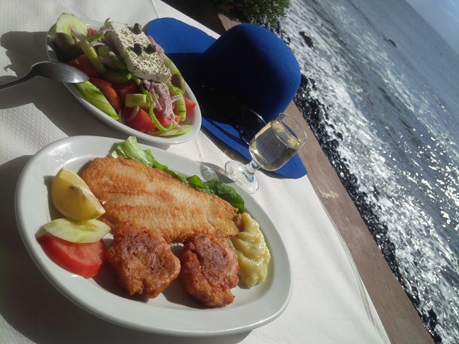 Santorini là cụm đảo uốn cong hình chữ C ngược. Đầu ngày, chúng tôi bắt xe bus xuống phía Nam, với đích đến là các bãi biển đen, biển đỏ, và xa hơn là hải đăng Faros. Chúng tôi chọn một nhà hàng ven biển, mỗi người lấy một suất ăn gồm rượu vang, cá hồng, các loại salad với thật nhiều phô mai và quả olive giá 10 euro. Trong lúc chờ ông chủ chuẩn bị đồ, chúng tôi xuống bãi biển, chọn những viên đá núi lửa đen nổi tiếng để mang về làm kỷ niệm.